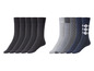 Sieben Paar Socken, darunter schwarze, graue und blaue mit Karomuster.
