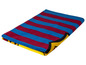Ein gestreiftes Strandtuch mit dem FC Barcelona Logo.