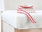 Weiße Stuhlbezüge mit rotem Besatz