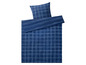 Eine blaue Bettwäsche mit kariertem Muster.