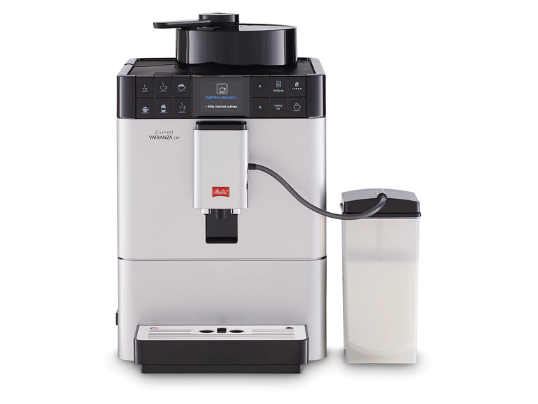 Ein silbernes Melitta Caffeo Varianza CSP Kaffeemaschine mit Milchkännchen.