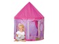 Ein rosafarbenes Prinzessinnen-Zelt für Kinder, in dem ein Mädchen sitzt.