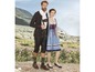 Ein Mann und eine Frau in traditioneller Tracht, inklusive Dirndl und Lederhosen.