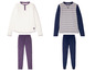 Zwei Pyjama-Sets, eines mit einem weißen Oberteil und einer lila Hose, das andere mit einem gestreiften Oberteil und einer blauen Hose.