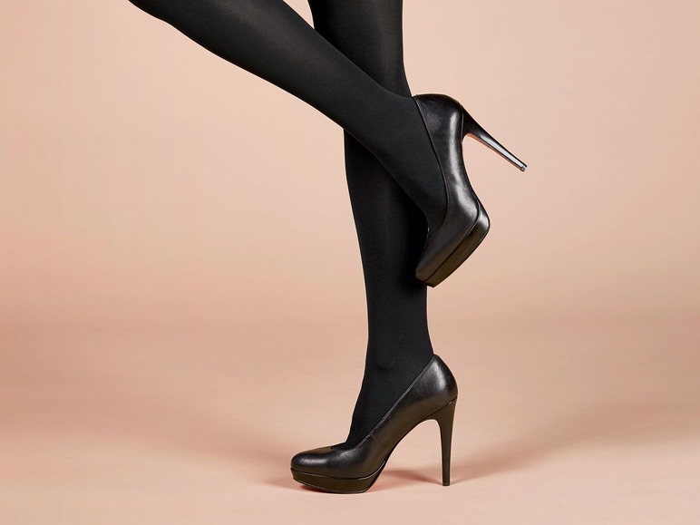 Schwarze Pumps mit hohen Absätzen und schwarze Strumpfhosen.