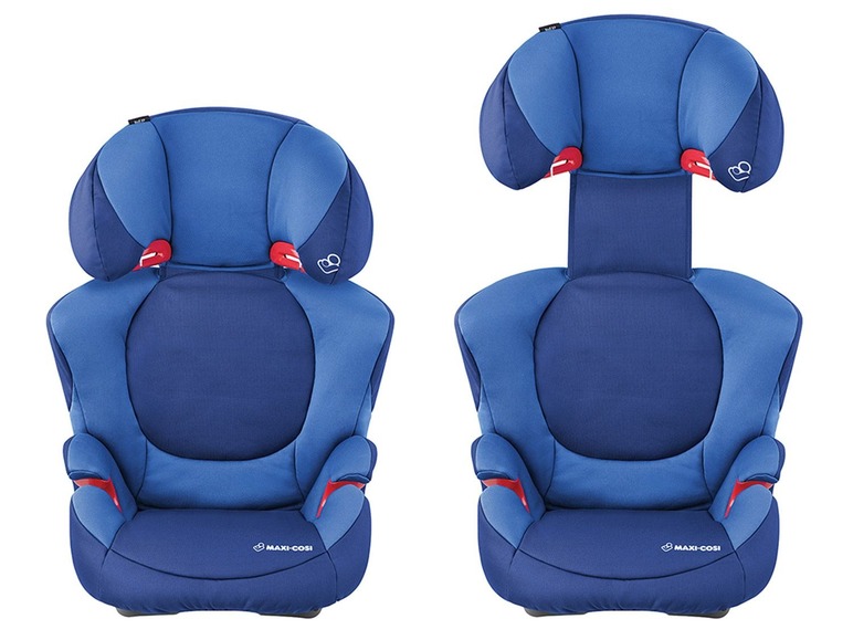 Zwei blaue Maxi-Cosi Autositze für Kinder.