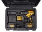 Eine DeWalt Akku-Bohrmaschine mit zwei Batterien und einem Ladegerät in einem Koffer.