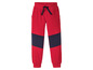 Rote Jogginghose mit blauen Details.