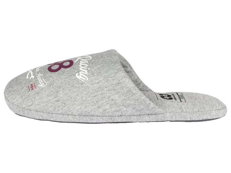 Graue Hausschuhe mit 'Racing'-Aufdruck.