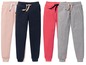 Vier Paar Jogginghosen in verschiedenen Farben.