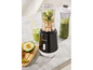 Ein schwarzer Sharp-Mixer mit Avocado und Banane neben einem grünen Smoothie in einem Glas und einem Active-Shaker.