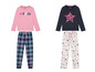 Zwei Pyjamas mit Sternen- und Karomuster.