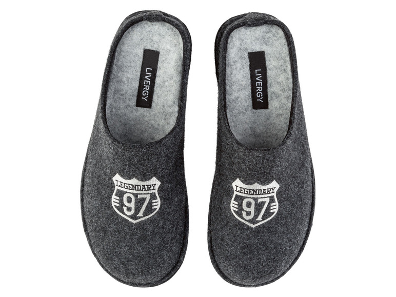 Zwei Paar graue Hausschuhe von Livergy mit dem Aufdruck 'Legendary 97'.