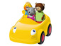 Ein gelbes Spielzeugauto mit einer Maus, einer Ente und einem Bären
