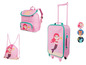 Ein rosafarbener Koffer mit Rollen, ein Rucksack und eine Sporttasche mit einem Meerjungfrauen-Design.