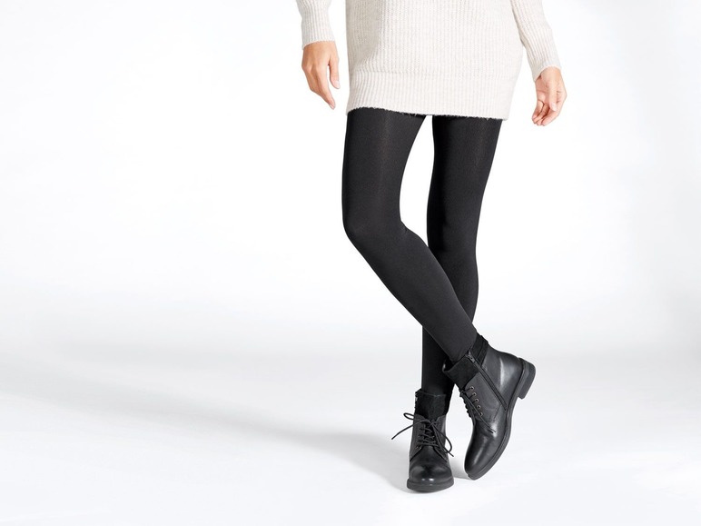 Schwarze Leggings und Schnürstiefeletten.