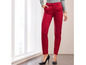 Rote Hose mit schmalem Bein.