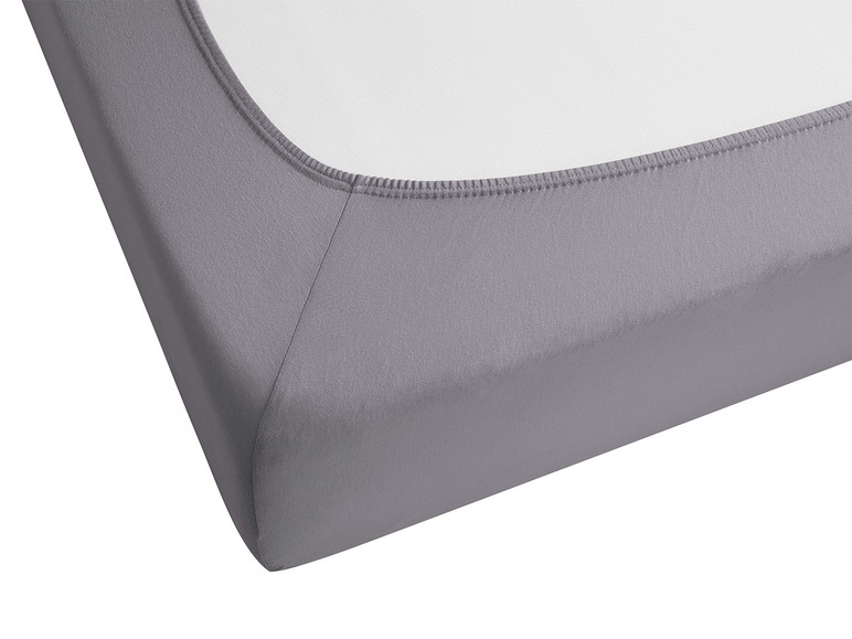 Ein graues Spannbettlaken für eine Matratze.