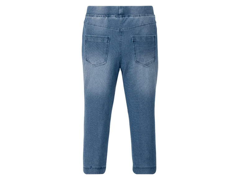 Eine blaue Jeanshose mit elastischem Bund.