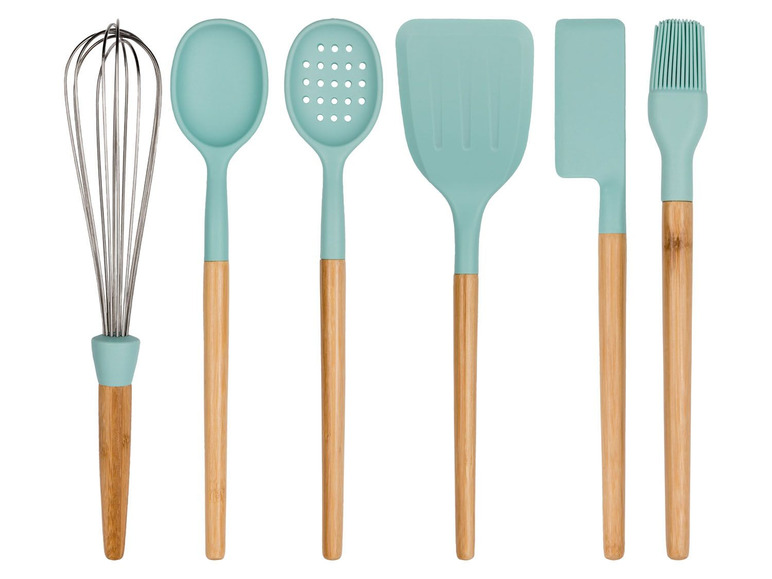 Ein Set Küchenutensilien mit Schneebesen, Löffel, Spatel und Pinsel.