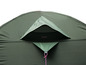 Die Oberseite eines grünen Zeltes mit einer Öffnung