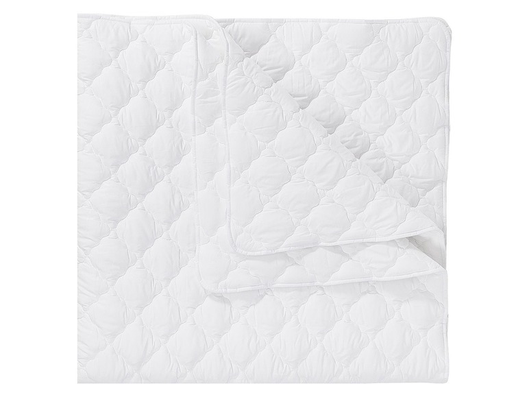 Weiße, gesteppte Bettdecke