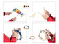 Ein Kind spielt Xylophon, Schellen, Tamburin und Claves.