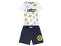 Ein weißes T-Shirt mit Fireman Sam-Motiv und dunkelblaue Shorts.