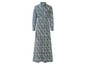 Ein langes, blaues Kleid mit Blumenmuster.