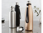 Drei isolierte Wasserflaschen in Silber, Schwarz und Gold.