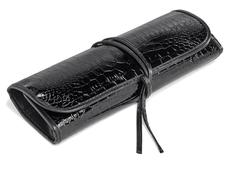 Ein schwarzes Etui mit Krokodilprägung für Make-up-Pinsel.