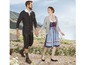Ein Mann und eine Frau in traditioneller österreichischer Kleidung, er trägt Lederhosen und sie ein Dirndl.
