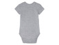 Ein grauer Baby-Strampler mit kurzen Ärmeln.