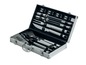 Grill-Werkzeugset in einem Aluminiumkoffer mit einer Grillzange, einem Pinsel und einer Grillspatel.