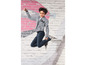 Ein Junge in einem grauen Pullover und blauen Jeans springt vor einer Wand