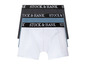 Drei Paar Boxershorts von Stock & Hank in Weiß, Grau und Blau.