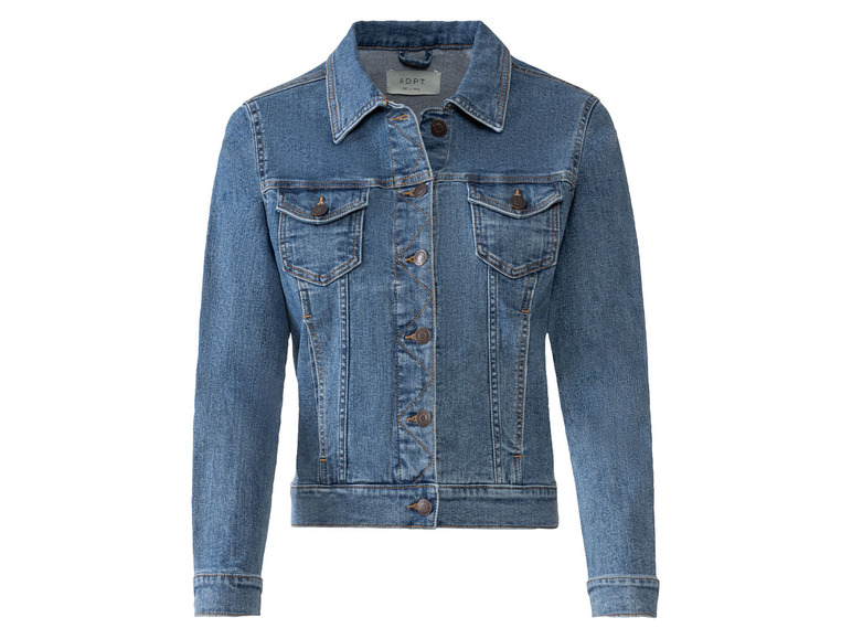Eine blaue Jeansjacke der Marke ADPT.