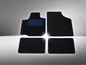Schwarze Autoteppiche mit blauem Rand und einer Matte mit gesteppter blauer Füllung.