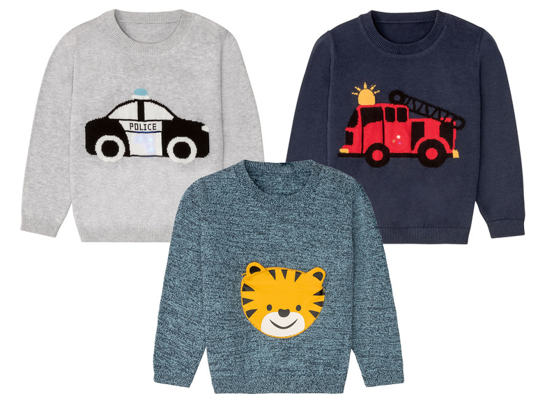 Drei Strickpullover für Jungen mit einem Polizeiauto, einem Feuerwehrauto und einem Tiger.
