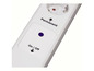 Weiße Steckdosenleiste mit Ein-/Ausschalter und permanentem Steckkontakt.
