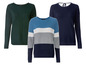 Drei Strickpullover, darunter ein gestreifter Pullover und ein dunkelgrüner Pullover mit Zopfmuster.