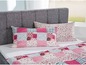 Patchwork-Bettwäsche mit Kissen in Blümchenmuster.