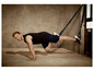 Mann trainiert mit TRX-Bändern