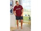 Mann in rotem T-Shirt mit 'Off Road' Print und dunkelblauen Shorts.