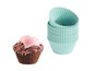 Ein Cupcake mit rosa Zuckerguss und ein Stapel blauer Silikon-Muffinformen.
