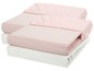 Zwei rosa und ein weißes Laken für ein Babybett.