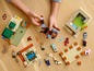 Lego Minecraft Sets mit einem Haus, einer Farm und anderen Minifiguren.