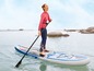 Eine Frau paddelt auf einem Mistral Paddleboard im Wasser.