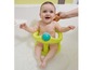 Ein Baby sitzt in einem Bade-Sitz.