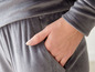 Graue Jogginghose aus Samt mit Tasche
